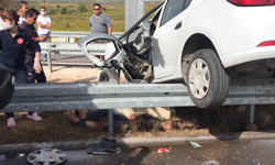 Kaza yapan otomobil bariyerlerde asl kald: 2 yaral